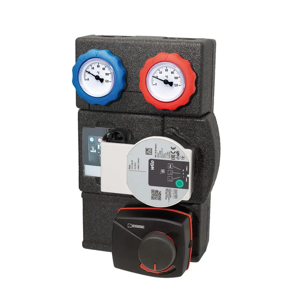 Pumpengruppe mit zwei Druckmanometern in Blau und Rot, einem Wilo-Motor und einem ESBE-Regler, montiert auf einem schwarzen Trägersystem.